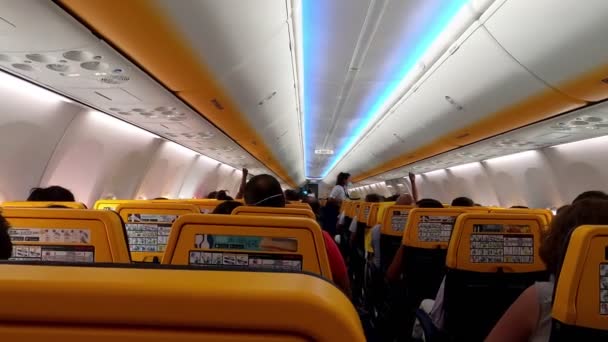 Interiör Ett Flygplan Med Turister Som Reser För Semester — Stockvideo
