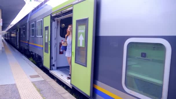 交通機関 電車から降り立つ幸せな若い女性の肖像画が目的地に到着 — ストック動画
