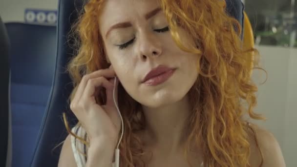 Unbekümmerte Junge Frau Setzt Kopfhörer Auf Musik Telefon Hören — Stockvideo