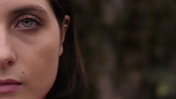 Halva Ansiktet Ung Vacker Kvinna Tittar Allvarligt Kameran Tänkande Närbild — Stockvideo