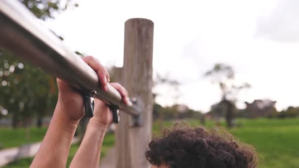 Câmera Lenta Jovem Usando Treinamento Máscara Bar Parque Fazendo Pull — Vídeo de Stock