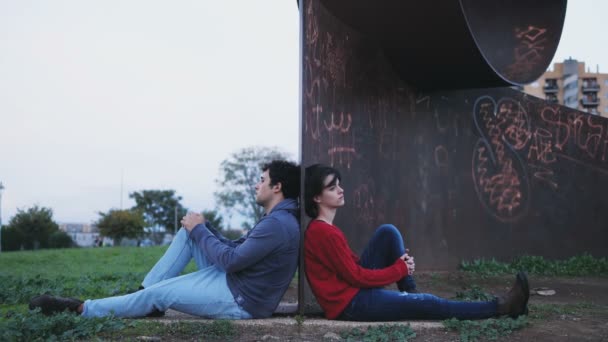 Портрет Молодой Несчастной Пары Склоняющейся Спиной Парку Думающей Своих Отношениях — стоковое видео
