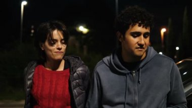 İlk buluşmada utangaç genç bir çiftin portresi. Utangaç bir şekilde onu öpüyor.