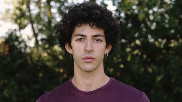 Portrait Jeune Homme Sans Sourire Regardant Caméra Prend Une Expression — Video