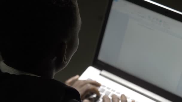 Widok Tyłu Młody Czarny Człowiek Pracuje Przy Komputerze Wpisując Klawiaturze — Wideo stockowe
