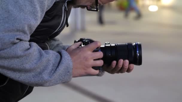 Professionell Fotograf Kontrollerar Kameran Gatan Innan Gör Fotografering — Stockvideo
