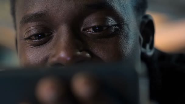 Portrait Gros Plan Jeune Homme Noir Regardant Une Vidéo Sur — Video