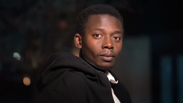 Portret Młodego Zadufanego Czarnego Mężczyzny Ulicy Nocy Patrzy Kamerę Dumą — Wideo stockowe