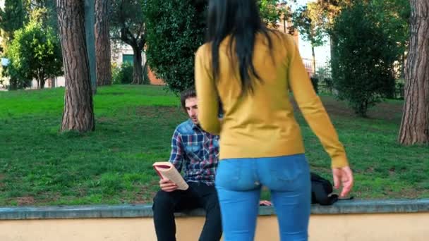 Joven Mujer Distrae Hombre Leyendo Parque Cómplice Roba Mochila — Vídeos de Stock