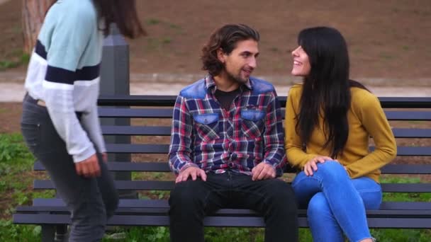 Joven Parque Excluido Conversación Por Sus Dos Amigos Que Van — Vídeos de Stock