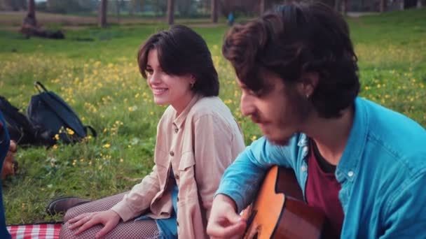 Lent Mișcare Cuplu Romantic Stând Gazon Parc Cântând Timp Cântă — Videoclip de stoc