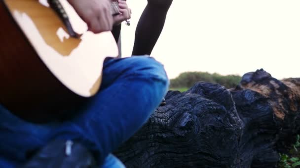 Stabil Kamera Ung Man Spelar Gitarr Medan Hans Flickvän Dansar — Stockvideo