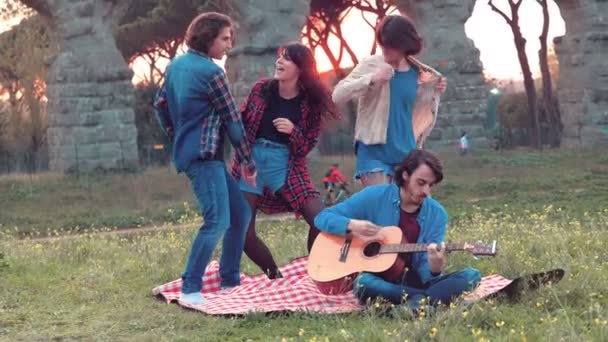 Повільний Рух Трьох Друзів Співає Танцює Парку Супроводі Іншого Друга — стокове відео