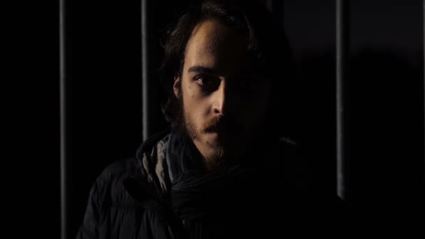 Retrato Joven Asustado Rodando Sus Ojos Mirando Alrededor Sospechosamente Oscuridad — Vídeos de Stock