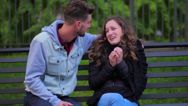 Depresyondaki Güzel Arkadaşını Teselli Ediyor Parktaki Bankta Çaresizce Ağlıyor — Stok video