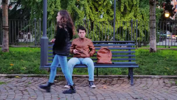 Porträtt Ung Man Bänk Park Distraherande Genom Att Titta Vacker — Stockvideo