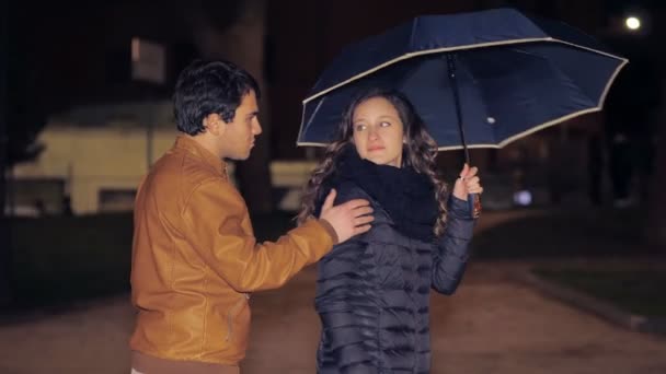 Portretul Unui Cuplu Romatic Întâlnește Noaptea Îmbrățișându Sărutându Într Film — Videoclip de stoc