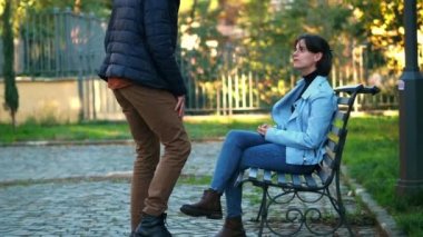 Genç adam bilgi isteyerek kızın dikkatini dağıtıyor ve suç ortağı da çantasını çalıyor.