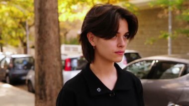 Düşünceli güzel bir kadının portresi gökyüzüne bakıyor dua ediyor ve gülümsüyor gibi.