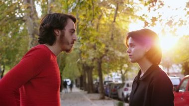 Genç üzgün kadının ihanetini öğrendikten sonra erkek arkadaşından açıklama istemeye devam ediyor.