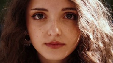 Gençlik, güzellik - güzel bir kızın yüzüne yakından kameraya ciddi ciddi bakar.