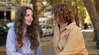 Lezbiyen cazibesi - kadın konuştuğu arkadaşını öpmeye çalışır
