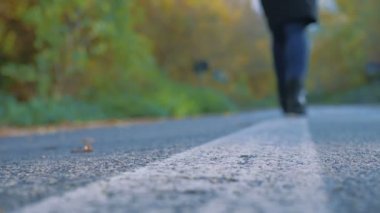 Her şeyden uzaklaşmak, terk etmek - genç siyah kadın uzaklaşmak - bulanık