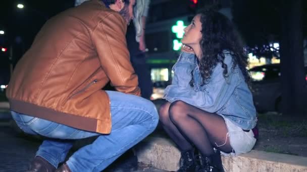 Deux Jeunes Hommes Réconfortent Ami Déprimé Assis Sur Trottoir Nuit — Video