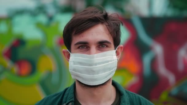 Porträt Eines Jungen Positiven Mannes Mit Maske Der Lächelnd Die — Stockvideo