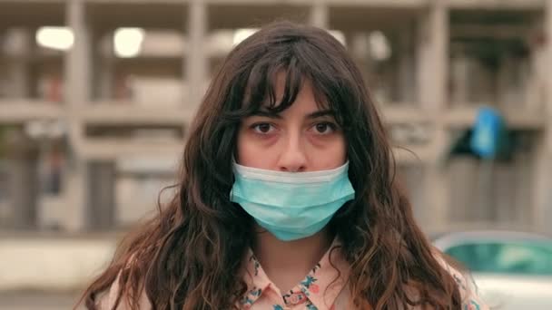 Maske Takan Genç Güzel Bir Kız Burnu Açık Değil Kameraya — Stok video