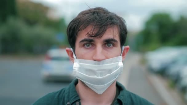 Porträt Eines Jungen Mannes Auf Der Straße Der Die Maske — Stockvideo