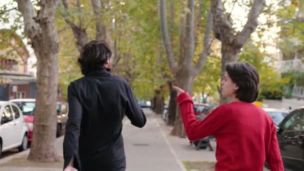 Zeitlupe Auf Junge Paar Von Angesicht Angesicht Auf Der Straße — Stockvideo