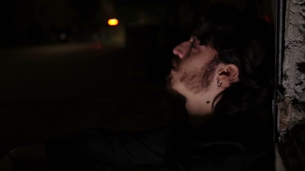 Pemuda Tidak Bahagia Kota Malam Hari Hols Kepalanya Tangannya Perasaan — Stok Video