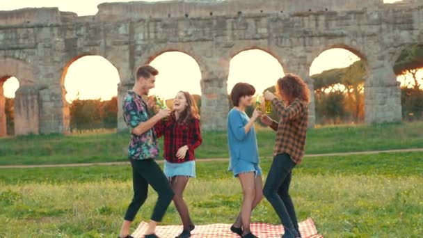 Zeitlupe Auf Zwei Schöne Mädchen Die Tanzen Und Ihre Freunde — Stockvideo