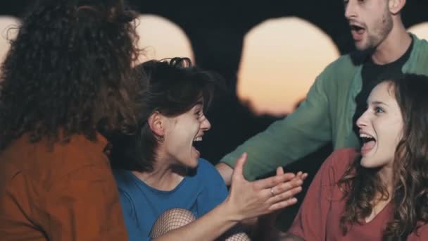 Groep Vrienden Het Park Bij Zonsondergang Lacht Knuffelt Elkaar Voor — Stockvideo