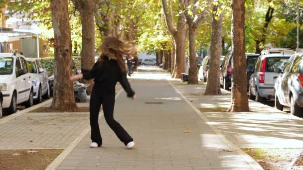 在街上独自跳舞的女孩 其朋友也加入了她的行列 — 图库视频影像