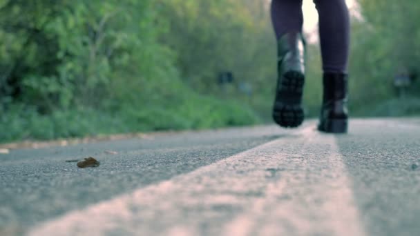 Magány Depresszió Fiatal Lábai Sétálnak Egy Fákkal Szegélyezett Utcán Elmosódott — Stock videók