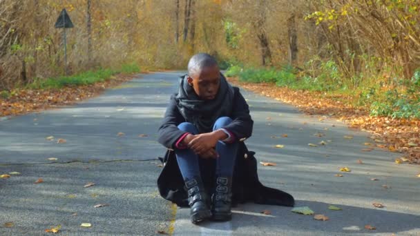 Κατάθλιψη Θλίψη Θλιβερή Μαύρη Γυναίκα Κάθεται Στη Μέση Του Δρόμου — Αρχείο Βίντεο