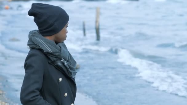 Μοναξιά Θλίψη Μοναχική Μαύρη Γυναίκα Δίπλα Στη Θάλασσα Παρακολουθεί Κύματα — Αρχείο Βίντεο
