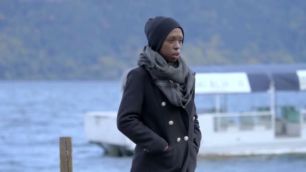 Gedachten Spijt Zwarte Vrouw Het Meer Steiger Reflecteert Het Verleden — Stockvideo