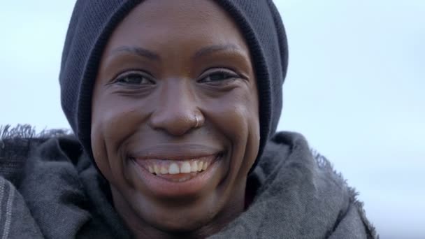 Ciddi Siyah Kadın Ifadesini Değiştirir Kameraya Gülümser — Stok video