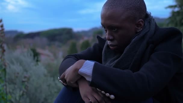 Problèmes Pensées Femme Noire Sur Une Prairie Pense Façon Résoudre — Video