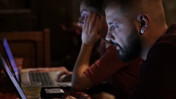 Technologie Travail Deux Jeunes Collègues Surchargés Travaillent Ordinateur Nuit — Video