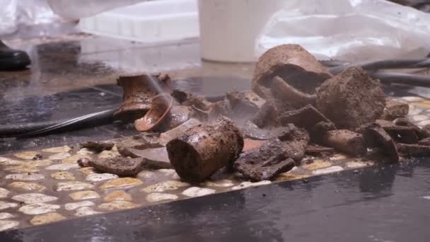 Ευρήματα Ανασκαφές Πίδακας Νερού Πλύνει Ευρήματα Αρχαίας Επίπλωσης — Αρχείο Βίντεο