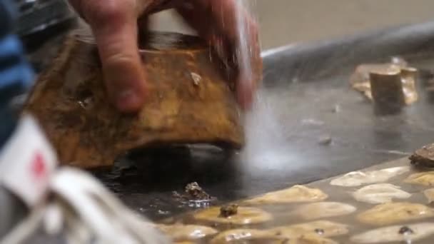 Arbeit Des Archäologen Die Menschliche Hand Wäscht Ein Artefakt Indem — Stockvideo