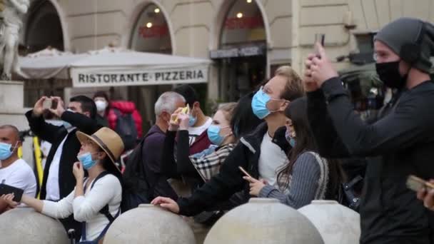 Trevi Fountain 마스크를 관광객들로 이루어진 — 비디오