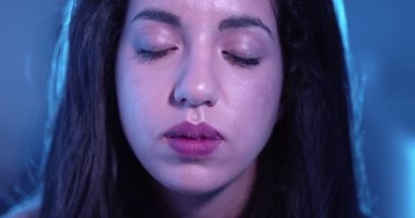 Güven, gençlik - Faslı genç bir kadın gözlerini açar ve kameraya gülümser