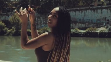Roma 'da yaz - Tiber seti üzerinde kamerayla şakalaşan İspanyol kadın