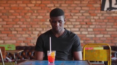 Sorunlar, depresyon. Bardaki siyah adam kafasını eline aldı.