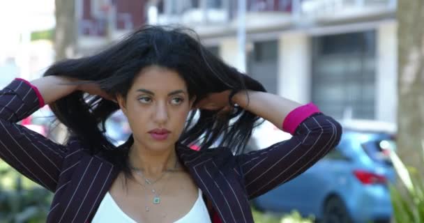 Charm Kvinnlighet Elegant Marockansk Kvinna Arrangerar Håret Stirrar Kameran — Stockvideo